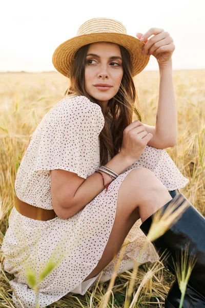 Foto Encantadora Mujer Caucásica Sombrero Paja Descansando Mientras Está Sentada — Foto de Stock