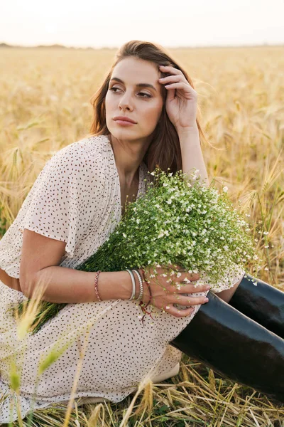 Foto Uma Mulher Caucasiana Encantadora Com Flores Sentadas Descansando Enquanto — Fotografia de Stock