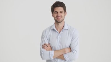 Mutlu bir adam kameraya gülüyor. Beyaz arka planda izole edilmiş.