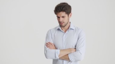Ciddi bir adam parmağını sallıyor. Negatif bir şekilde beyaz arka planda duruyor.