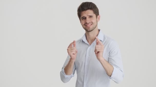 Joven Sonriente Señala Espectador Pie Aislado Sobre Fondo Blanco — Vídeos de Stock