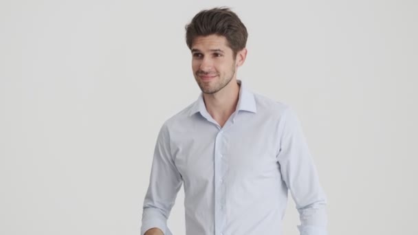 Hombre Sonriente Mueve Posa Aislado Sobre Fondo Blanco — Vídeo de stock