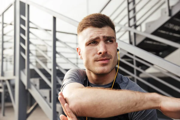 Image Unshaven Athletic Sportsman Using Earphones While Working Out Urban — Stock Photo, Image