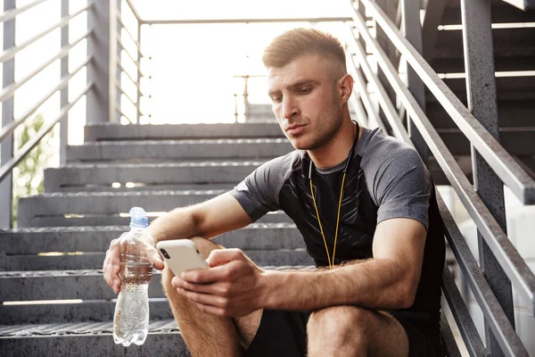 Εικόνα Του Αξύριστου Καυκάσιου Αθλητή Που Πίνει Νερό Και Χρησιμοποιεί — Φωτογραφία Αρχείου