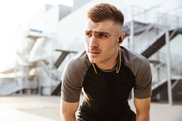 Imagem Desportista Caucasiano Sem Barba Fones Ouvido Fazendo Exercício Enquanto — Fotografia de Stock