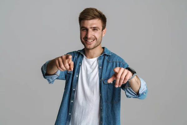 Portret Van Vrolijke Ongeschoren Man Lachend Wijzende Vingers Naar Camera — Stockfoto