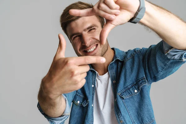 Retrato Homem Alegre Sem Barba Sorrindo Fazendo Gesto Quadro Câmera — Fotografia de Stock