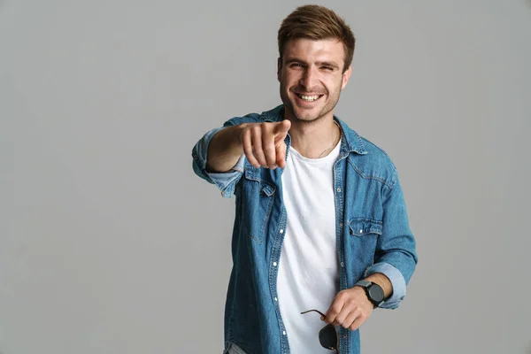 Portret Van Vrolijke Ongeschoren Man Lachend Wijzend Vinger Naar Camera — Stockfoto