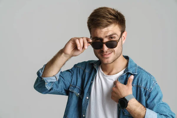 Retrato Hombre Guapo Sonriente Con Gafas Sol Apuntándose Con Dedo —  Fotos de Stock