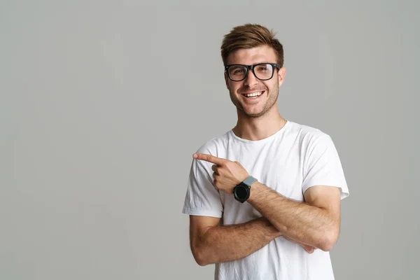 Portret Przystojnego Śmiejącego Się Mężczyzny Okularach Pozującego Wskazującego Palcem Bok — Zdjęcie stockowe