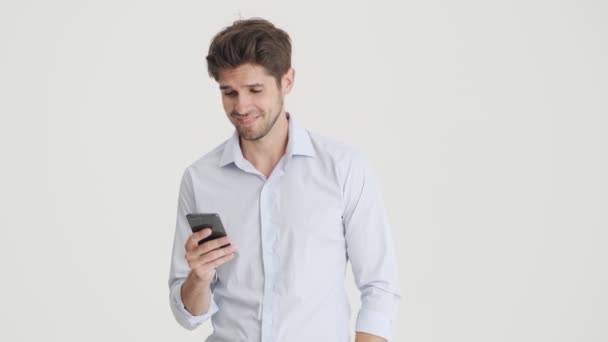 Hombre Riendo Está Viendo Algo Teléfono Inteligente Pie Aislado Sobre — Vídeo de stock