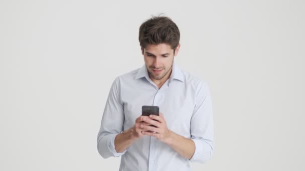 Homem Feliz Está Fazendo Gesto Vencedor Isolado Usando Seu Smartphone — Vídeo de Stock