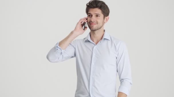 Glad Positiv Mand Taler Sin Smartphone Stående Isoleret Hvid Baggrund – Stock-video