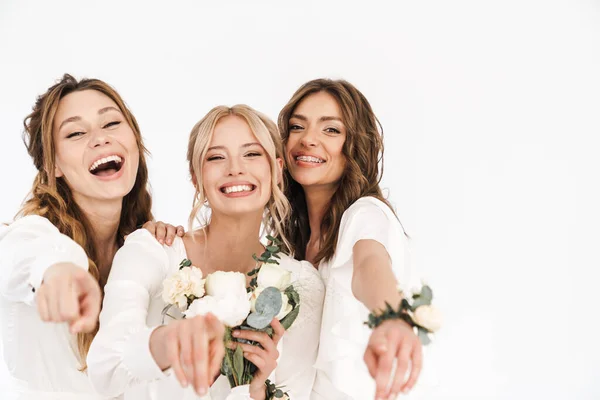 Foto Jovem Noiva Encantada Com Suas Damas Honra Apontando Dedos — Fotografia de Stock