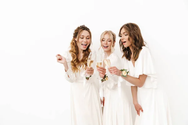 Foto Van Vrolijke Mooie Bruid Met Haar Bruidsmeisjes Lachen Drinken — Stockfoto