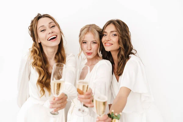 Foto Van Vrolijke Mooie Bruidsmeisjes Lachen Champagne Drinken Geïsoleerd Witte — Stockfoto