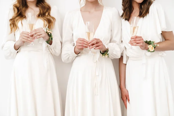 Gesneden Foto Van Mooie Bruidsmeisjes Poseren Drinken Champagne Geïsoleerd Witte — Stockfoto