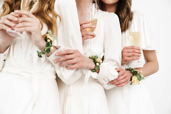 Gesneden Foto Van Jonge Mooie Bruidsmeisjes Knuffelen Drinken Champagne Geïsoleerd — Stockfoto