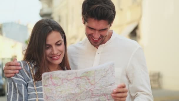 一对年轻貌美的年轻夫妇站在街上学习城市地图 — 图库视频影像