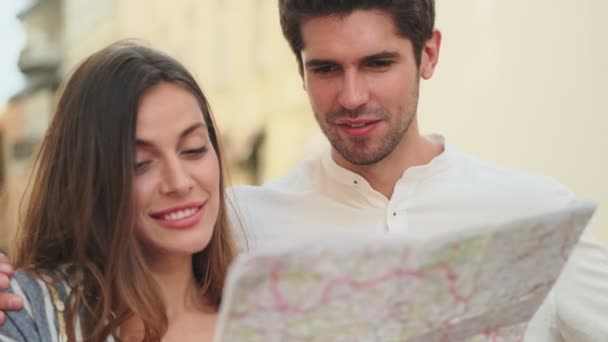 Lächelndes Junges Hübsches Paar Das Den Stadtplan Studiert Und Sich — Stockvideo
