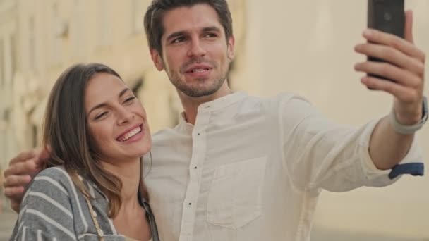 Spokojeni Mladý Pěkný Pár Dělat Selfie Smartphone Zatímco Stojí Spolu — Stock video