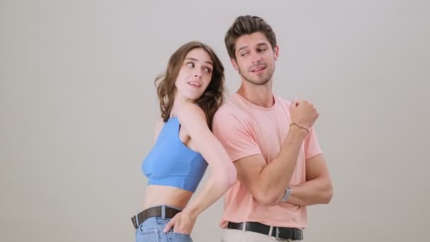 Jeune Couple Positif Homme Femme Pose Debout Dos Dos Isolé — Video
