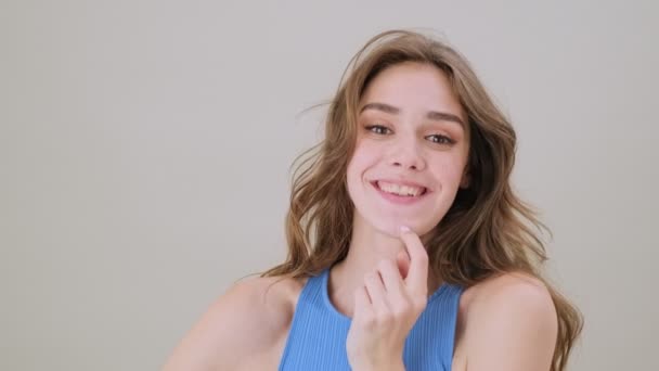 Усміхнена Молода Жінка Відправляє Повітря Кіс Камери Стоїть Ізольовано Сірому — стокове відео
