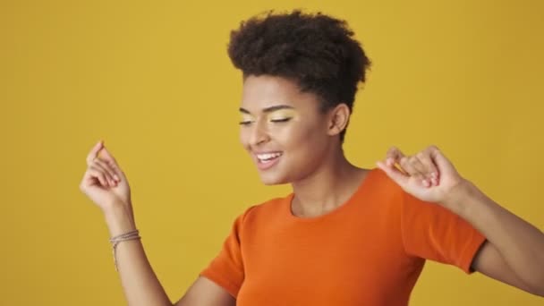 Alegre Atraente Mulher Africana Dançando Aproveitando Momento Sobre Fundo Amarelo — Vídeo de Stock