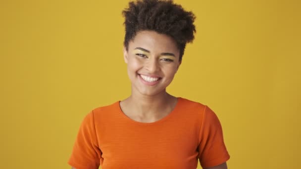 Mutlu Çekici Afrikalı Kadın Sarı Arka Planda Başparmağını Kameraya Gösteriyor — Stok video