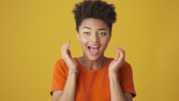 Улыбающаяся Привлекательная Африканка Удивлена Становится Счастливой Желтом Фоне — стоковое видео