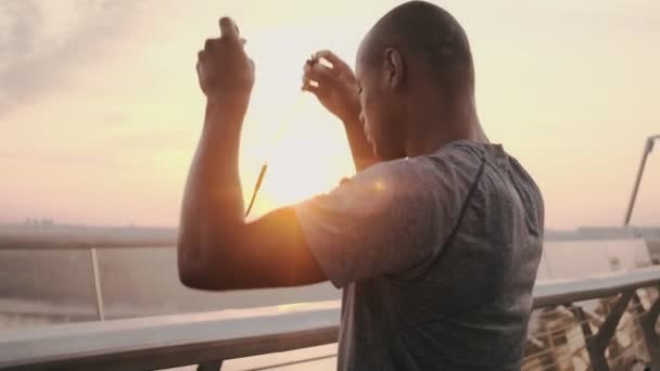 Genç Bir Afrikalı Nın Köprüde Duran Kulaklığı Taktığını Görüyorum — Stok video