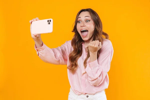 Heyecanlı Bir Kadının Cep Telefonuyla Selfie Çekmesi Kazanan Jesti Sarı — Stok fotoğraf