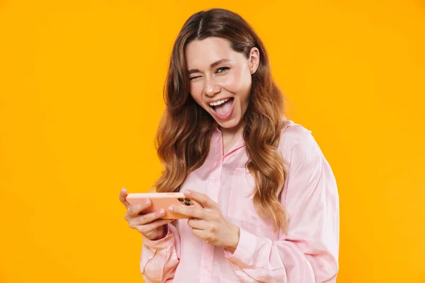 Obrázek Roztomilé Potěšené Ženy Mrkání Hraní Videohry Mobilním Telefonu Izolované — Stock fotografie