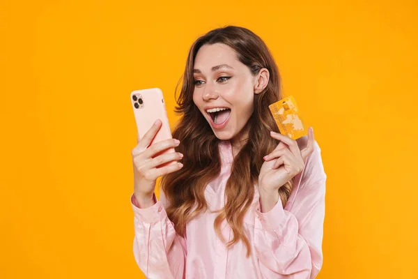 Imagem Mulher Rindo Agradável Segurando Cartão Crédito Telefone Celular Isolado — Fotografia de Stock