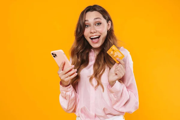 Wizerunek Miłej Zachwyconej Kobiety Trzymającej Kartę Kredytową Telefon Komórkowy Żółtym — Zdjęcie stockowe
