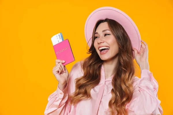 Imagen Mujer Alegre Sombrero Con Pasaporte Riéndose Aislada Sobre Fondo — Foto de Stock