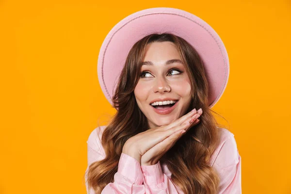 Immagine Attraente Donna Gioiosa Cappello Sorridente Posa Sulla Macchina Fotografica — Foto Stock