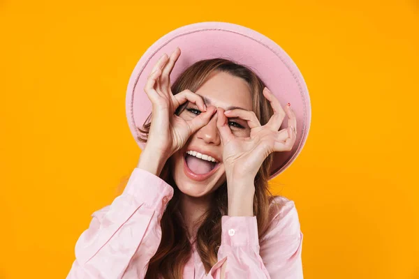 Image Attractive Joyful Woman Hat Showing Sign Camera Isolated Yellow — Stock Photo, Image