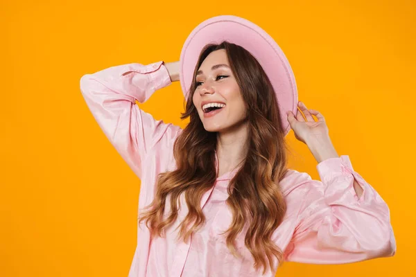 Imagem Mulher Alegre Atraente Chapéu Sorrindo Olhando Para Lado Isolado — Fotografia de Stock