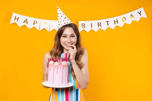 Imagem Jovem Excitada Cone Festa Mostrando Aniversário Torte Sorrindo Isolado — Fotografia de Stock