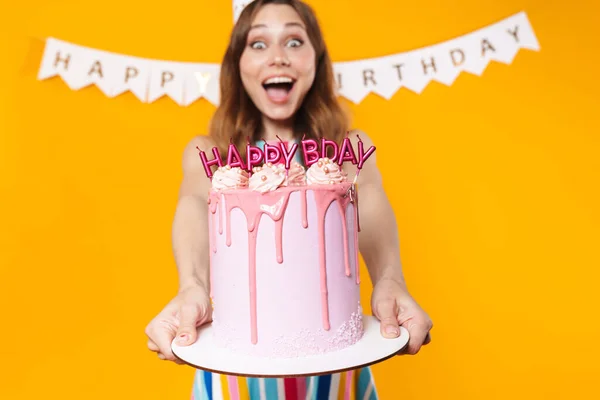 Imagem Jovem Excitada Cone Festa Mostrando Aniversário Torte Sorrindo Isolado — Fotografia de Stock