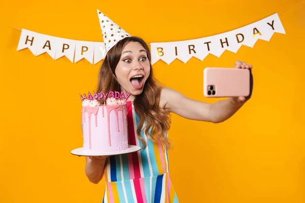 Imagem Mulher Excitada Mostrando Torta Tomando Selfie Celular Isolado Sobre — Fotografia de Stock