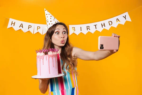Imagem Mulher Excitada Mostrando Torta Tomando Selfie Celular Isolado Sobre — Fotografia de Stock
