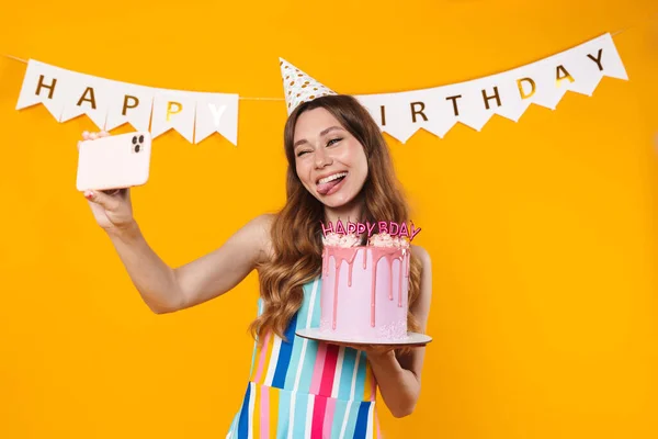 Imagem Mulher Divertida Mostrando Torta Tomando Selfie Celular Isolado Sobre — Fotografia de Stock