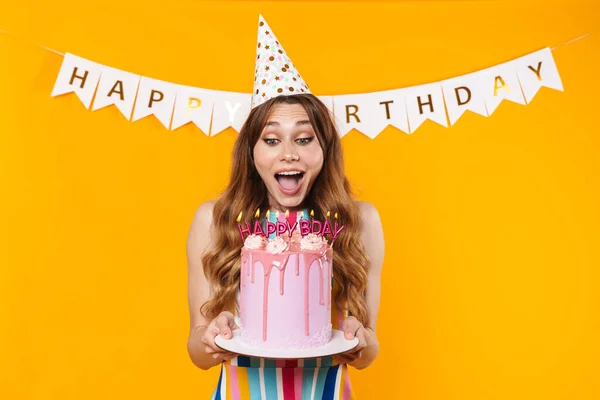 Imagem Jovem Encantada Cone Festa Mostrando Aniversário Torte Com Velas — Fotografia de Stock