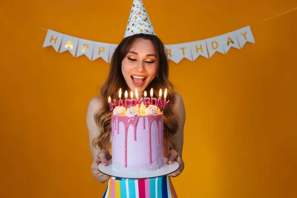 Obraz Zachwycony Młoda Kobieta Stożek Partii Pokazując Tort Urodzinowy Świecami — Zdjęcie stockowe