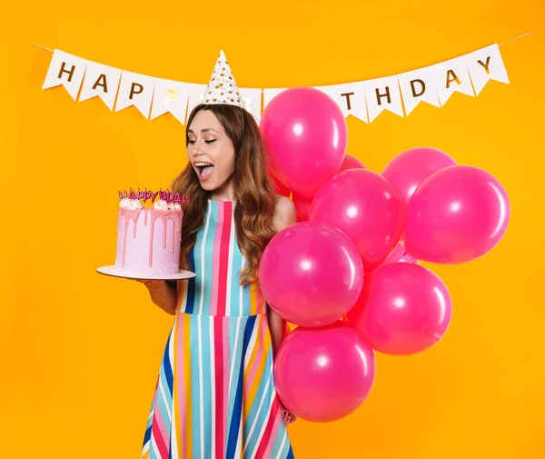 Obraz Podekscytowany Cute Kobieta Stożek Party Pozowanie Różowymi Balonami Tort — Zdjęcie stockowe
