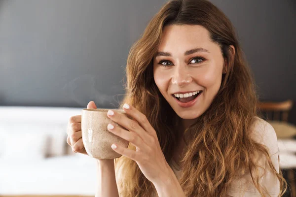 Adorável Sorridente Jovem Segurando Caneca Enquanto Sentado Cozinha Casa — Fotografia de Stock