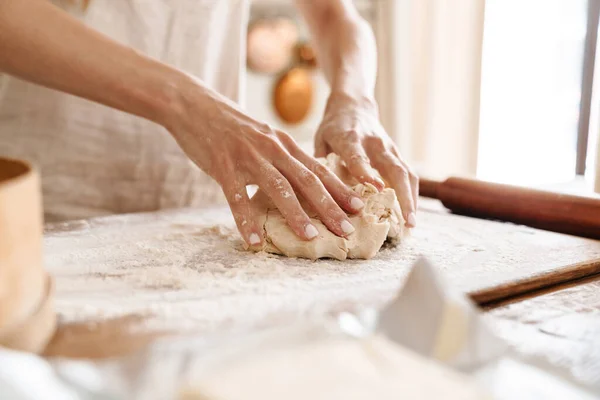 Primer Plano Una Joven Horneando Cocina Haciendo Masa —  Fotos de Stock