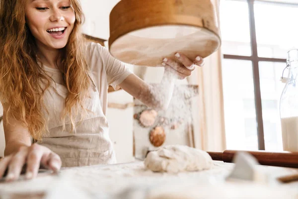 Close Van Een Aantrekkelijk Jong Meisje Bakken Keuken Het Maken — Stockfoto